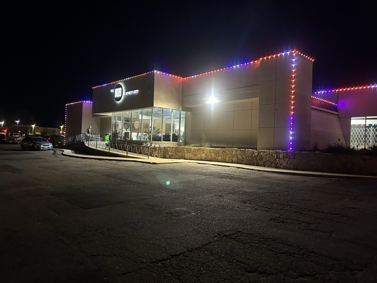 Commercial building exterior accent lighting
