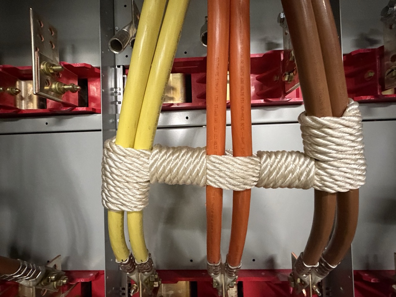 Rope-braced feeder conductors in switchgear